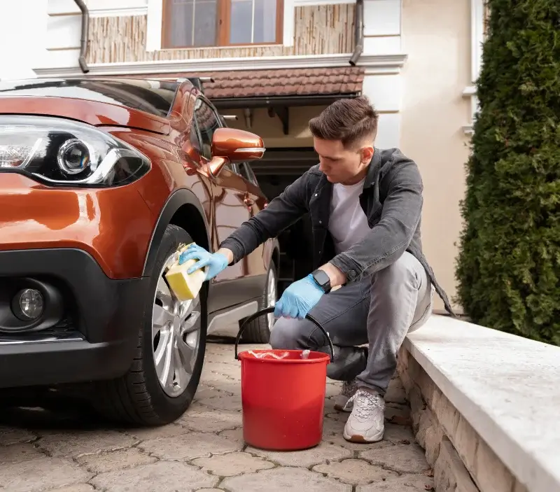 Lavage auto à domicile Ménil-Erreux : professionnel intervenant sur un véhicule